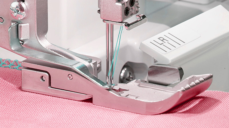 Pénétration verticale de l'aiguille Baby Lock Enspire