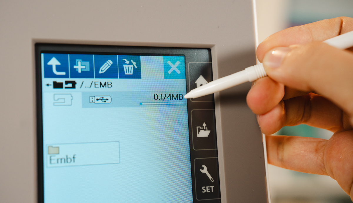 Janome MC550E Built-in memory up to 4MB