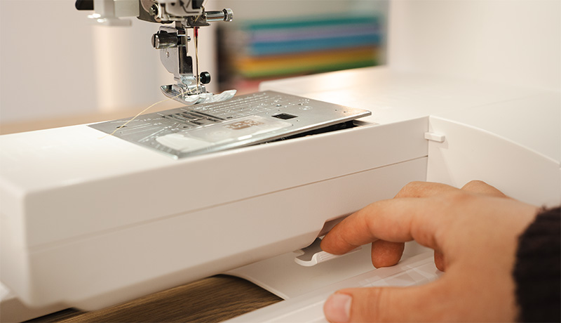 Janome Skyline 8 one-touch needle plate release