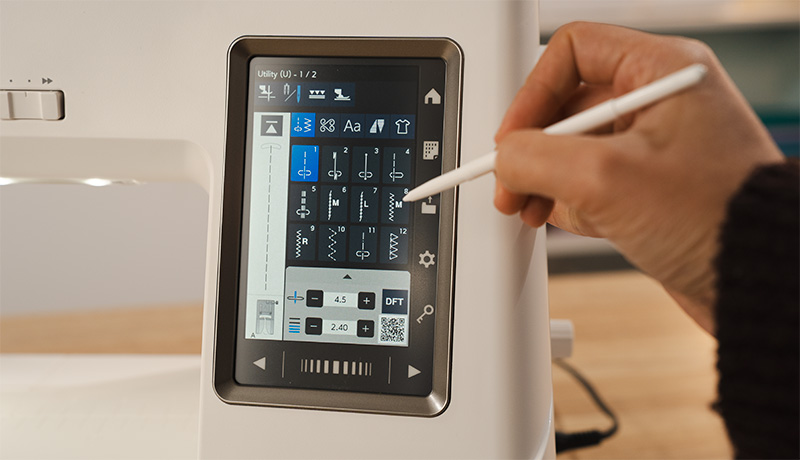 Janome Skyline 8 5 inch high-definition colour touchscreen